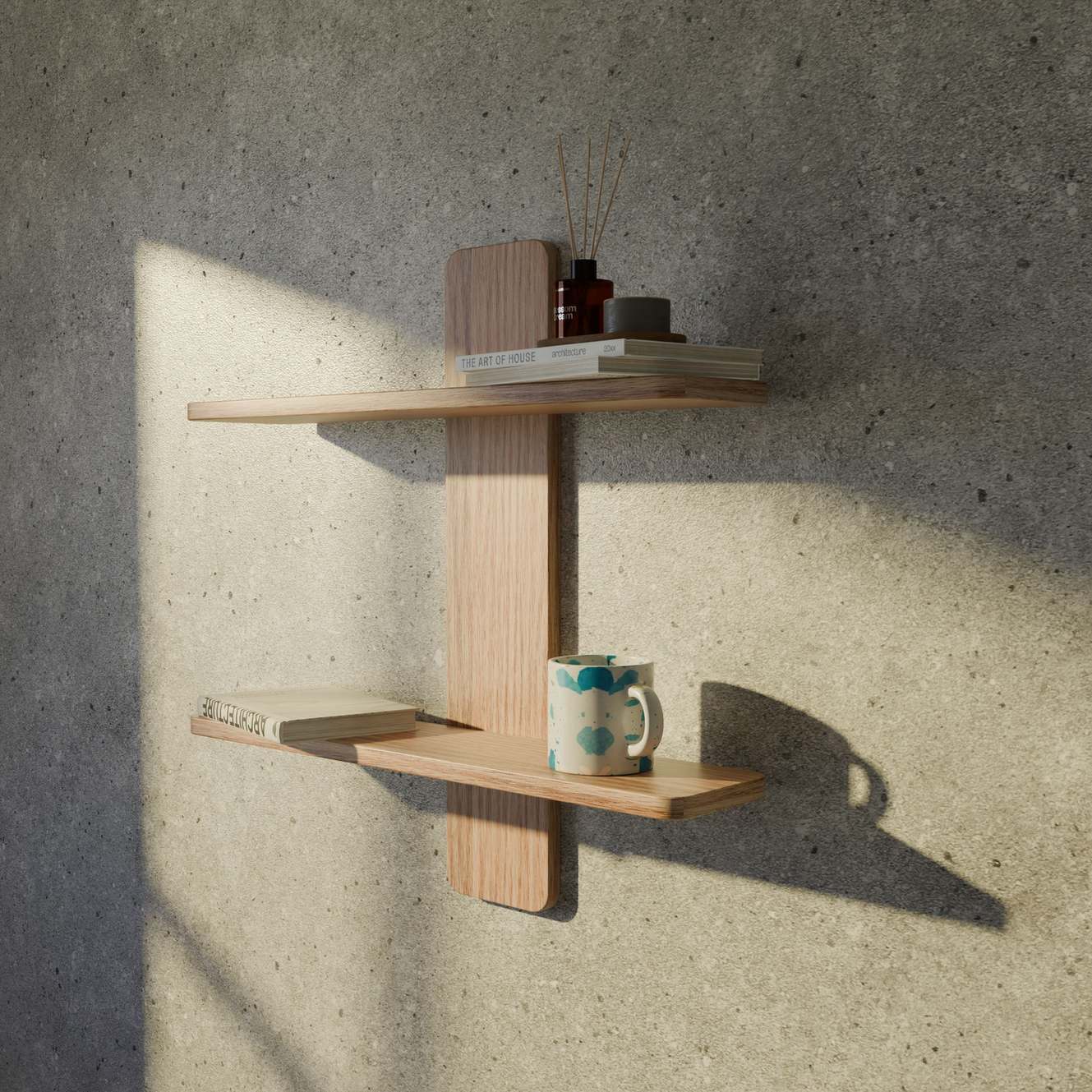 Bücher und Regalbrett mit Tasse im Sonnenlicht