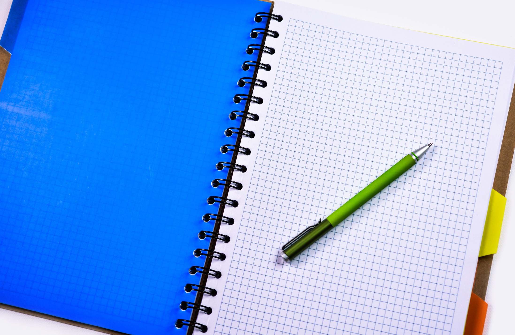 Notizbuch und Stift auf einem Schreibtisch