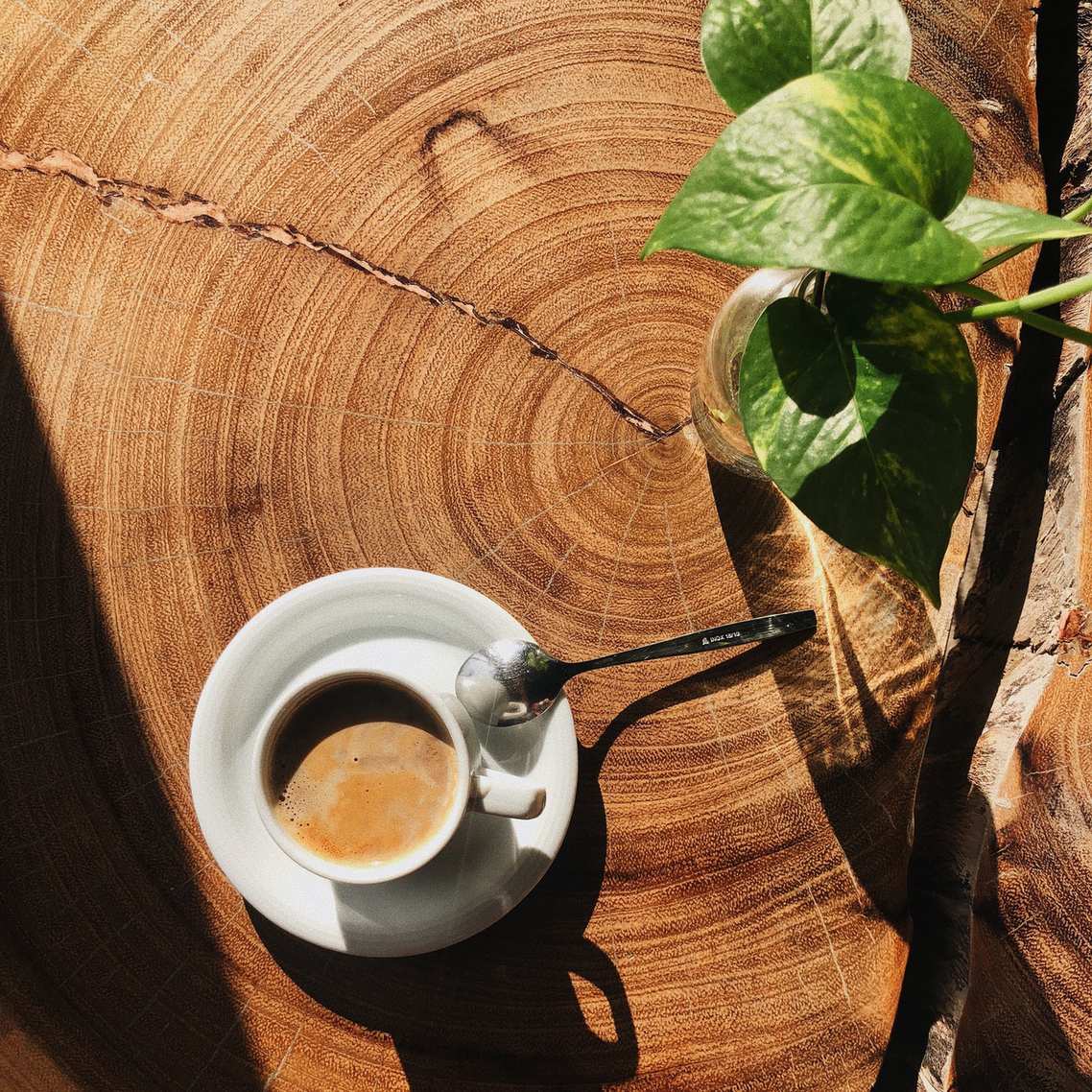 Espresso auf einem rustikalen Holztisch